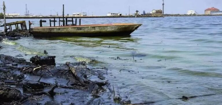 Marées noires du lac Maracaibo