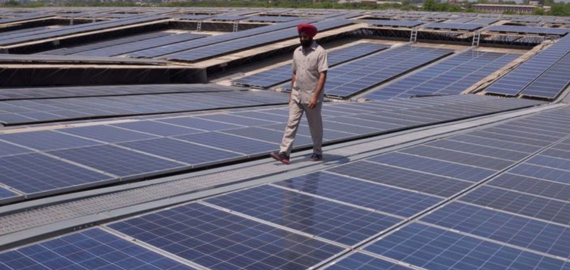 Inde AGEL centrale solaire Rajasthan