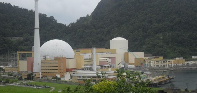 La centrale nucléaire Angra 1 au Brésil continuera de fonctionner encore plusieurs décennies.