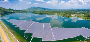 La Côte d'Ivoire avance dans son engagement envers les énergies renouvelables, en qualifiant dix entreprises pour de nouveaux projets solaires