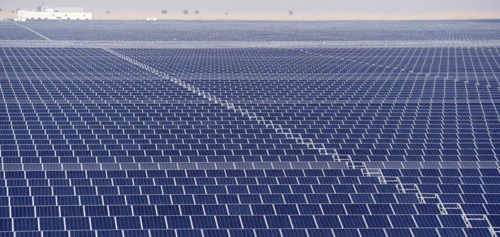 Waaree Energies Éclaire le Rajasthan avec un Projet Solaire de 445MW.