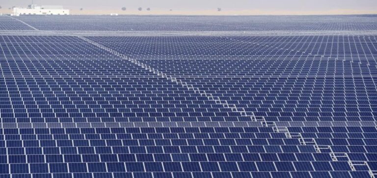 Waaree Energies Éclaire le Rajasthan avec un Projet Solaire de 445MW.