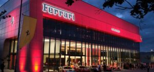 Ferrari passe à l'électrique.