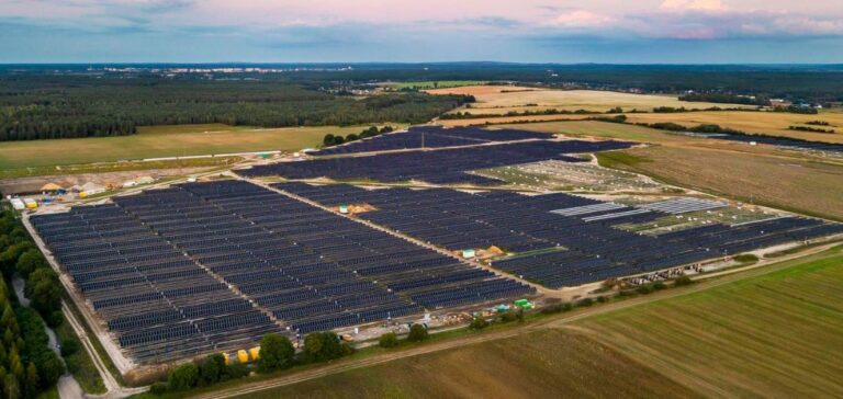 Ferme solaire de Kotuń, en Pologne