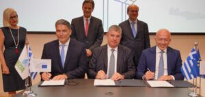 signature des accords de financement entre la BEI et DEPA Commercial à Athènes.