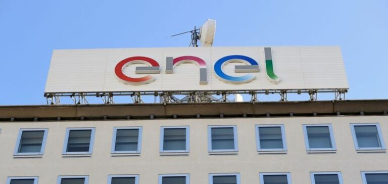 Logo ENEL sur la façade du siège social