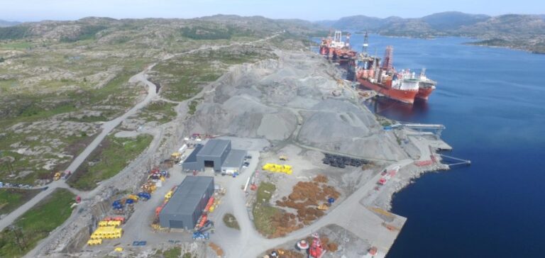 Vue sur le terminal du port de Skipavika (Norvège)