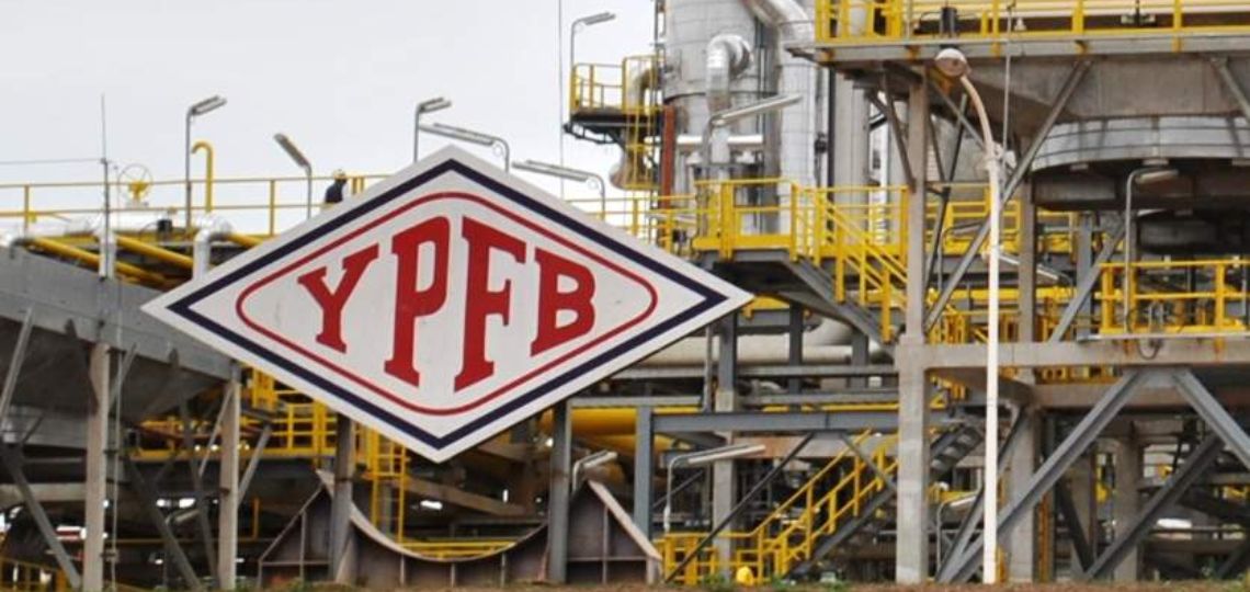 Logo de la YPFB sur les infrastructure du champ de Tarija