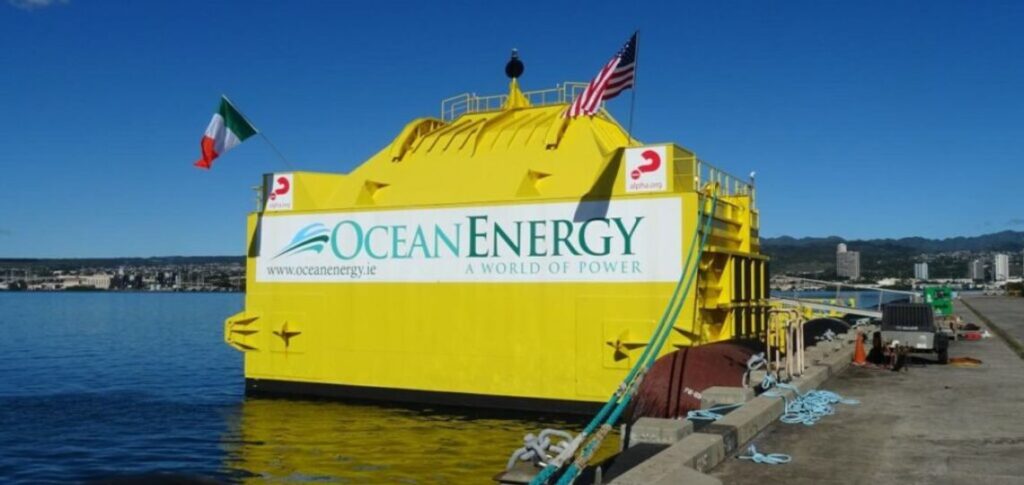 L'OE-35 présenté avec le drapeau américain et irlandais