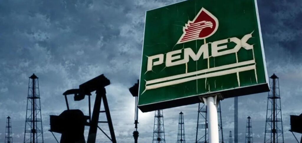 Illustration du logo de PEMEX, compagnie mexicaine des hydrocarbures, sur fond de champs pétroliers