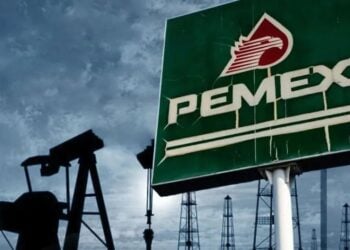 Illustration du logo de PEMEX, compagnie mexicaine des hydrocarbures, sur fond de champs pétroliers