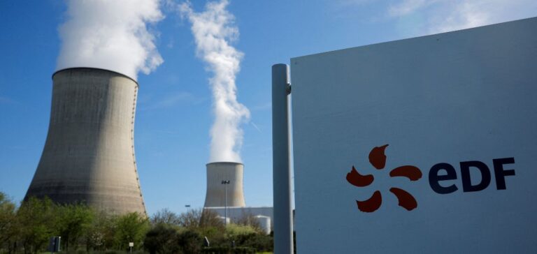 Logo EDF devant une centrale nucléaire française