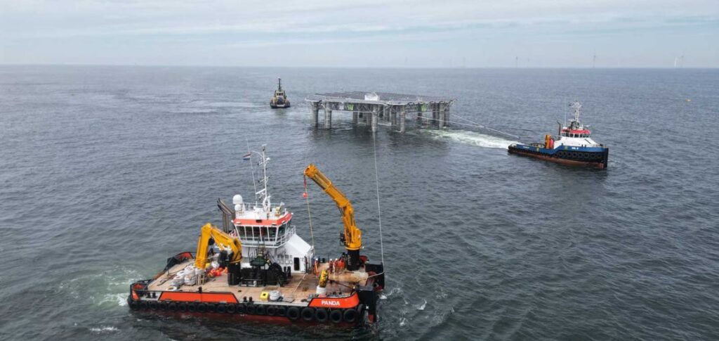 SolarDuck et RWE installent Merganser, un projet solaire flottant offshore.