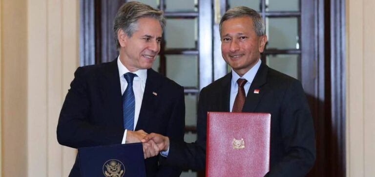 Le secrétaire d'État américain Antony Blinken et le ministre des Affaires étrangères singapourien Vivian Balakrishnan