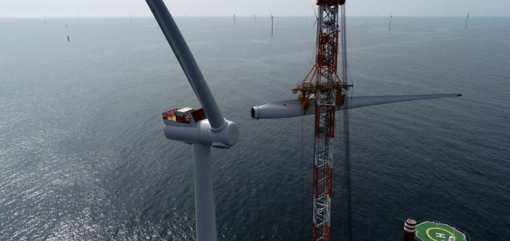 Construction d'une éolienne sur le site offshore de Hornsea 1