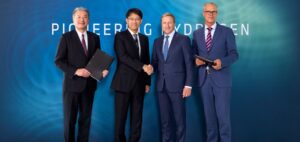 Signature de la coopération BMW-Toyota