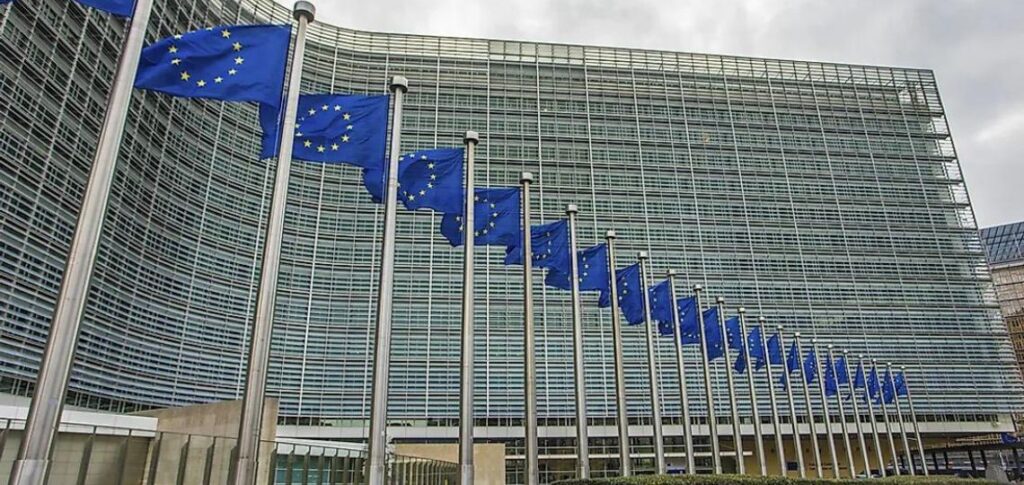 Commission européenne et drapeaux européens