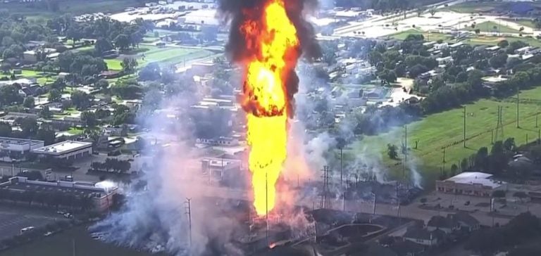 Vue de l'incendie de la pipeline près de Houston