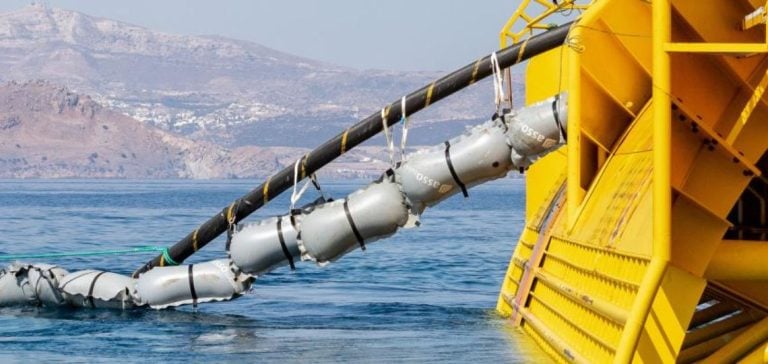 Pose d'un câble électrique sous-marin en Grèce