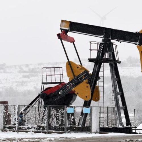 Une plateforme pétrolière en Alaska sous un ciel hivernal.