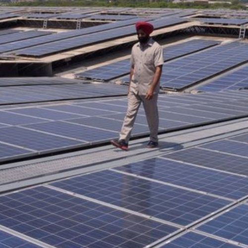 Inde AGEL centrale solaire Rajasthan