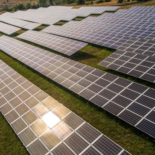 "Énergie Solaire: Levier Stratégique pour le Kosovo"