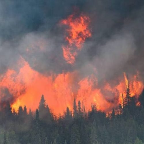 Une vague d'incendies menace Fort McMurray, entraînant des évacuations massives et mettant en péril l'extraction pétrolière