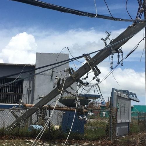 Illustration des dégâts de l'ouragan Maria sur le réseau électrique de Porto-Rico