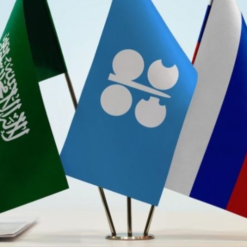 Drapeaux de l'Arabie Saoudite, de l'OPEC et de la Russie