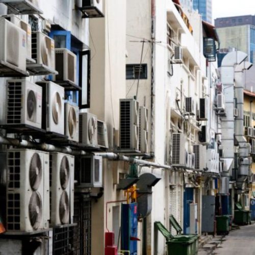 Illustration d'une rue avec des climatiseurs