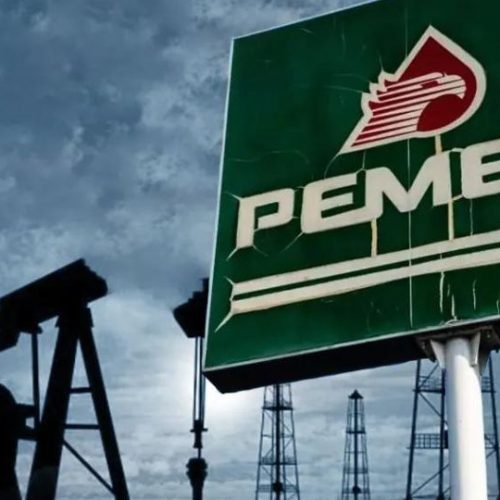 Illustration du logo de PEMEX, compagnie mexicaine des hydrocarbures, sur fond de champs pétroliers