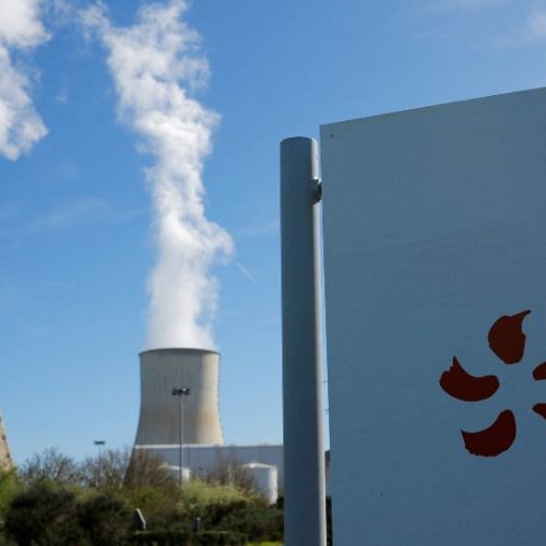 Logo EDF devant une centrale nucléaire française