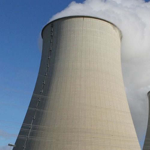 Logo EDF devant une centrale nucléaire française