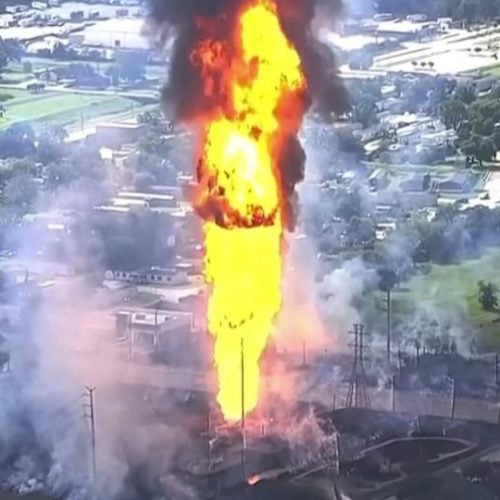 Vue de l'incendie de la pipeline près de Houston