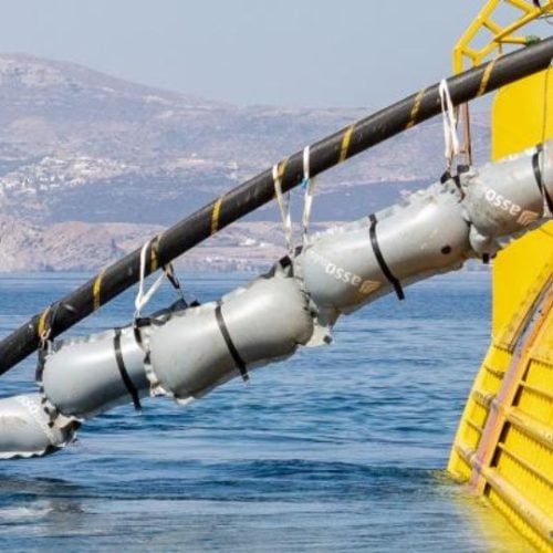 Pose d'un câble électrique sous-marin en Grèce