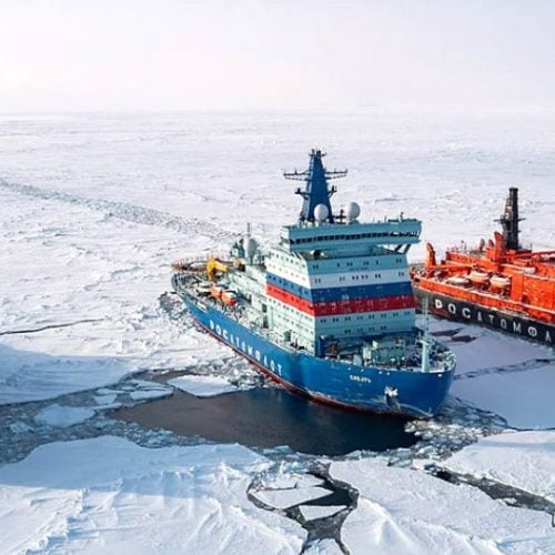 Pétrolier russe au niveau de la route maritime du nord en direction de la Chine