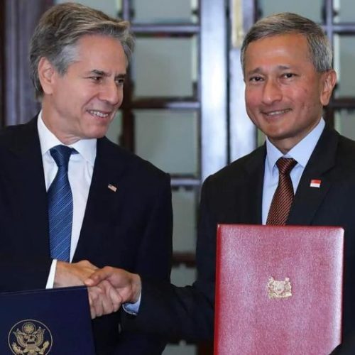 Le secrétaire d'État américain Antony Blinken et le ministre des Affaires étrangères singapourien Vivian Balakrishnan