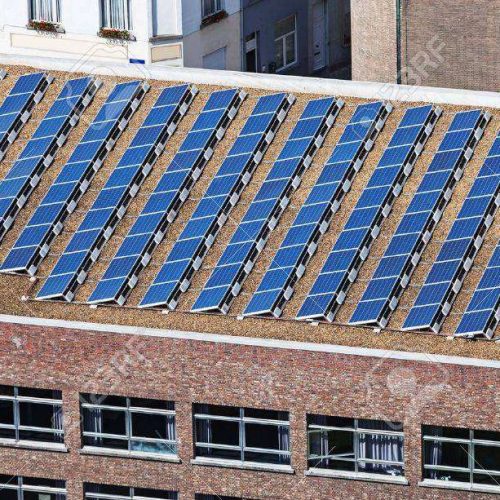 toits-solaires-sur-le-toit-du-batiment-administratif